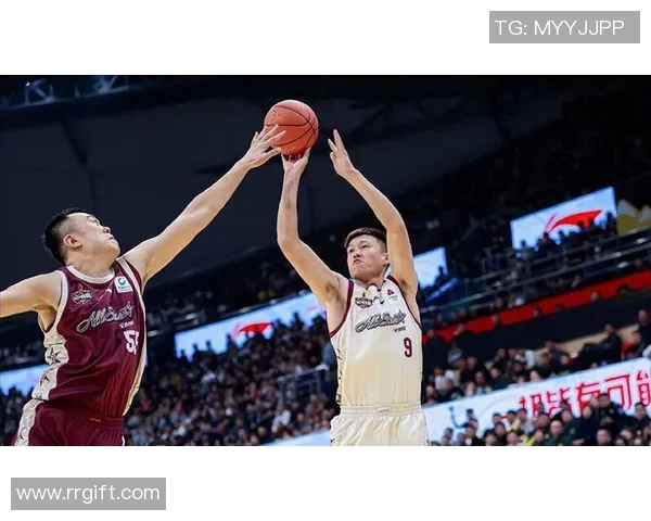 周鹏：从篮球场上的拼搏者到生活中的榜样，激励年轻一代追逐梦想的传奇之路