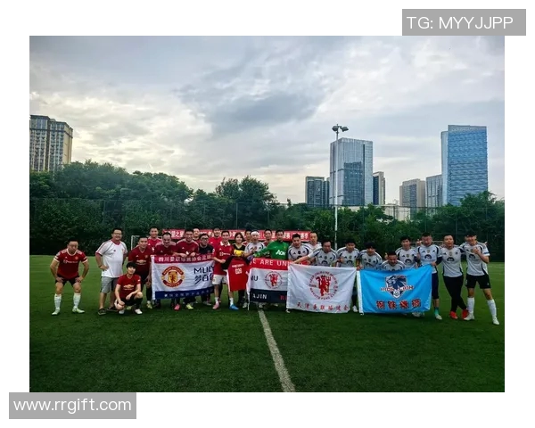 曼联迎战年青人期待精彩对决球迷热情高涨助威球队争取胜利 曼联迎战年青人期待精彩对决球迷热情高涨助威球队争取胜利