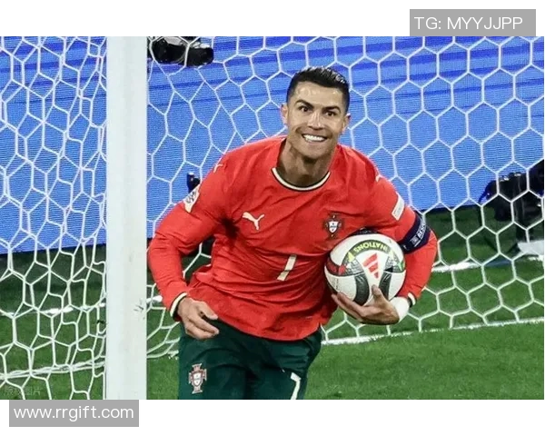 欧冠赛场惊现奇葩时刻球迷闯入抢夺C罗珍贵球衣 欧冠赛场惊现奇葩时刻球迷闯入抢夺C罗珍贵球衣